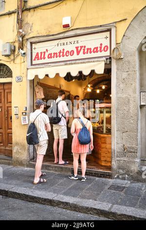 I clienti che fanno la fila all'esterno di tutto l'Antico Vinaio Sandwich Shop Invia dei Neri Firenze Italia Foto Stock