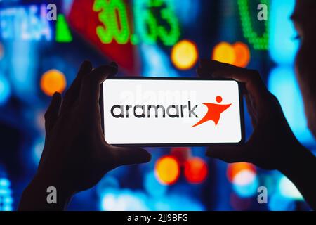 In questa figura, il logo Aramark Corporation viene visualizzato sullo schermo dello smartphone. Foto Stock