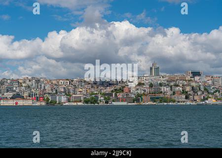 ISTANBUL, TURCHIA - MAGGIO 19,2022: Paesaggio urbano di Istanbul. Vista sullo skyline di Besiktas a Istanbul. Viaggio in mare su un traghetto Foto Stock