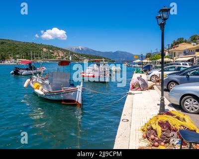 Barche nel porto di Vathy sull'isola di Meganissi nelle Isole IONIE della Grecia settentrionale Foto Stock