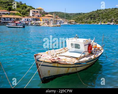 Barche nel porto di Vathy sull'isola di Meganissi nelle Isole IONIE della Grecia settentrionale Foto Stock