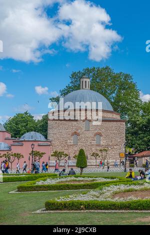 ISTANBUL, TURCHIA - MAGGIO 19,2022: Sultan Ahmet parco, sullo sfondo Haseki Huerrem Sultan storico buioolding a Istanbul, Turchia. Verticale Foto Stock