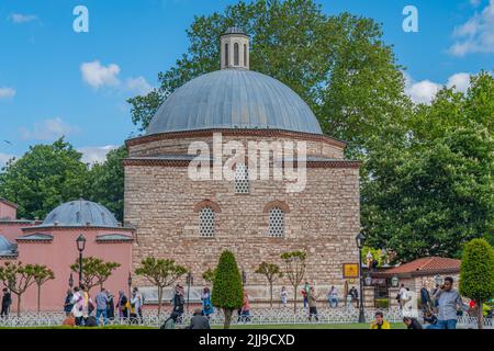 ISTANBUL, TURCHIA - MAGGIO 19,2022: Parco Sultan Ahmet, sullo sfondo Haseki Huerrem Sultan edificio storico Foto Stock