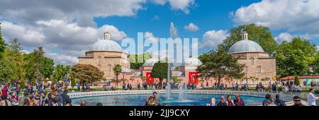 ISTANBUL, TURCHIA - MAGGIO 19,2022: Persone al parco Sultan Ahmet, sullo sfondo Haseki Huerrem Sultan edificio storico. Panorama Foto Stock