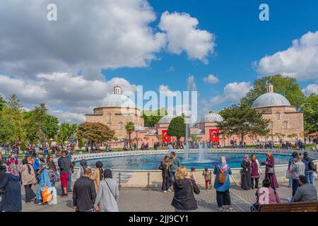 ISTANBUL, TURCHIA - MAGGIO 19,2022: Persone al parco Sultan Ahmet, sullo sfondo Haseki Huerrem Sultan edificio storico Foto Stock