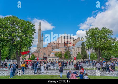 ISTANBUL, TURCHIA - 19 GIUGNO 2015: Parco Sultan Ahmet, sullo sfondo la moschea storica di Hagia Sofia a Istanbul, Turchia. Foto Stock