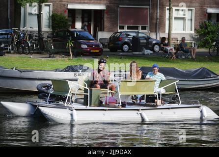 Amsterdam, Paesi Bassi. 24th luglio 2022. I residenti godono sulla barca durante l'estate calda Domenica con 30 gradi Celsius al canale PostÕswetering il 24 luglio 2022 nel Amsterdam.Netherlands.(Paulo Amorim / Sipa USA) credito: Sipa USA / Alamy Live News Foto Stock