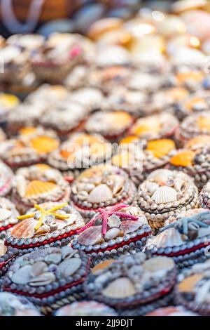 piccoli vasi di conchiglie in vendita presso un negozio di articoli da regalo sull'isola greca di creta, chania negozio di articoli da regalo ornamenti conchiglie in vendita per i turisti, negozio di turismo. Foto Stock