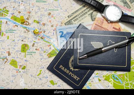 Passaporti diversi e diversi soldi su una mappa che pianifica una vacanza. Concetto di vacanza, vacanze, viaggi. Spazio di copia Foto Stock