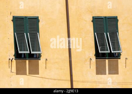 Due finestre chiuse in una giornata calda vista a Lucca, Toscana Foto Stock