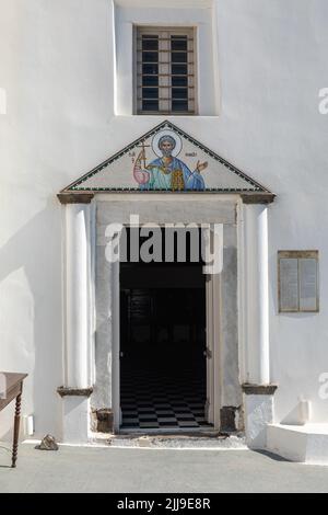 Porta alla Chiesa di San Minas a Fira / Thira. Una chiesa greca ortodossa Santorini, isole Cicladi, Grecia, Europa Foto Stock