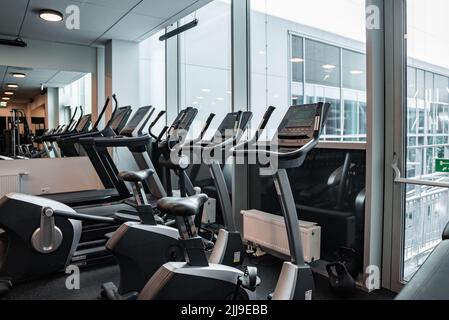 Luce moderna palestra. Attrezzature sportive in palestra. Foto Stock