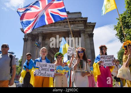 Londra, Regno Unito. 24th luglio 2022. I manifestanti passano attraverso Hyde Park Corner. Centinaia di persone hanno marciato da Marble Arch a Downing Street in solidarietà con l'Ucraina, mentre la guerra con la Russia continua. Credit: Vuk Valcic/Alamy Live News Foto Stock