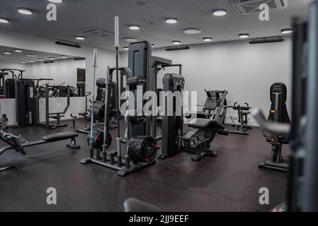 Luce moderna palestra. Attrezzature sportive in palestra. Foto Stock