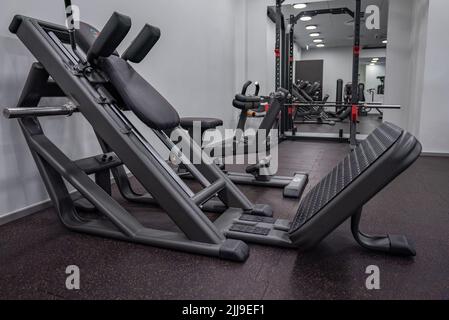 Luce moderna palestra. Attrezzature sportive in palestra. Foto Stock