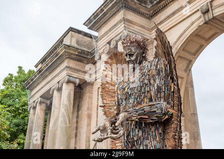 La scultura Knife Angel (creata da Alfie Bradley) catturata al Birkenhead Park nel luglio 2022. Fatto di più di 100000 coltelli confiscati, io Foto Stock