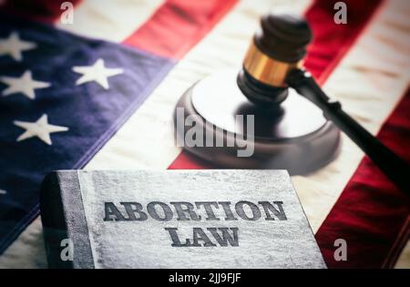 Legge sull'aborto in USA concetto. Divieto di interruzione della gravidanza. Giudice Gavel e legge sull'aborto libro sulla bandiera degli Stati Uniti, vista ravvicinata Foto Stock