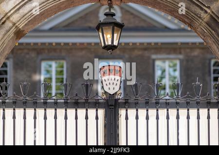 Coats of Arms di Colonia sopra un cancello chiuso Foto Stock