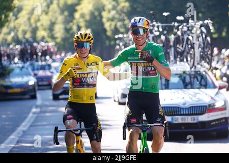 Parigi, Francia, 24/07/2022, Jumbo-Visma con maglia verde, Wout VAN AERT e Jonas VINGEGAARD festeggiano durante la fase 21 del Tour De France, Lacapelle-Marival a Rocamadour, sabato 24th luglio 2022 Credit: Pool/Godingimages/Alamay Live News Foto Stock