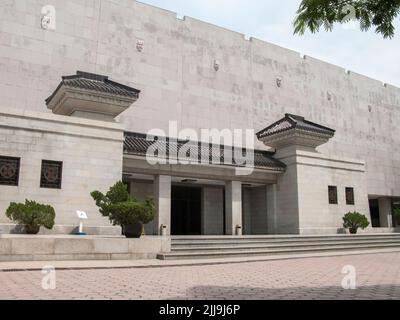 Esterno al di fuori di un edificio della sala espositiva che copre la fossa 2 due che contengono parte dell'Armata di Terracotta, raffigurante gli eserciti di Qin Shi Huang, il primo imperatore della Cina. XI'an, Shaanxi, Cina, RPC. (125) Foto Stock