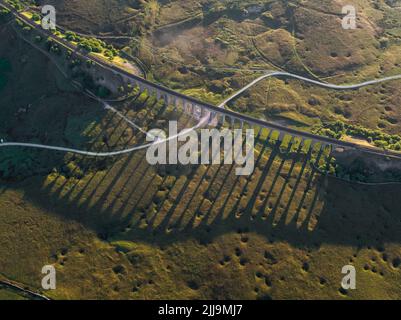 Vista con i droni dell'iconico punto di riferimento del Viadotto Ribblehead avvolto nel Mist di prima mattina Foto Stock