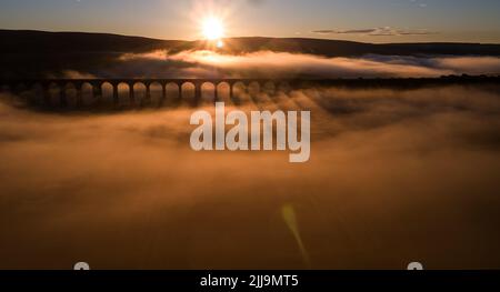 Vista con i droni dell'iconico punto di riferimento del Viadotto Ribblehead avvolto nel Mist di prima mattina Foto Stock