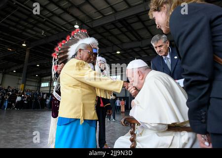 Vaticano. 24th luglio 2022. Canada, Alberta, 2022/07/24 Papa Francesco incontra i membri di una tribù indigena durante la sua cerimonia di benvenuto all'aeroporto internazionale di Edmonton in Alberta, Canada occidentale Fotografia di Vatican Mediia/Catholic Press Photo. LIMITATO ALL'USO EDITORIALE - NO MARKETING - NO CAMPAGNE PUBBLICITARIE. Credit: Independent Photo Agency/Alamy Live News Foto Stock
