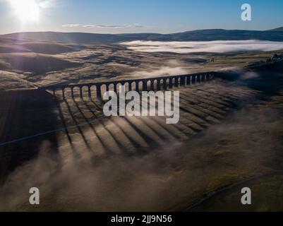 Vista con i droni dell'iconico punto di riferimento del Viadotto Ribblehead avvolto nel Mist di prima mattina Foto Stock