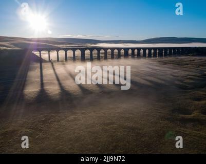 Vista con i droni dell'iconico punto di riferimento del Viadotto Ribblehead avvolto nel Mist di prima mattina Foto Stock