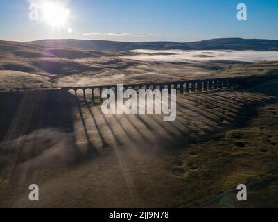 Vista con i droni dell'iconico punto di riferimento del Viadotto Ribblehead avvolto nel Mist di prima mattina Foto Stock