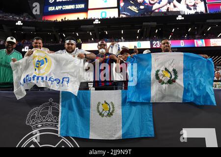 23 luglio 2022, Las Vegas, Las Vegas, NV, USA: LAS VEGAS, NV - LUGLIO 23: I sostenitori del Real Madrid con bandiere durante la partita dei campioni di calcio tra il Real Madrid e il F.C di Barcellona a Las Vegas, NV il 23 luglio 2022 a Las Vegas, USA. (Credit Image: © Louis Grasse/PX Imagens via ZUMA Press Wire) Foto Stock