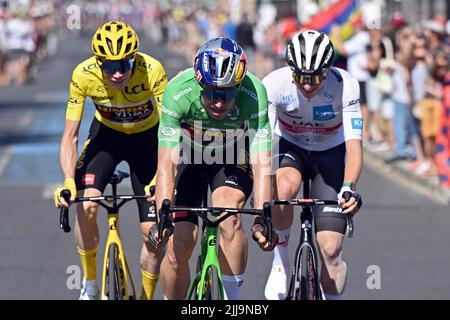 Champs-Elysees, Parigi, Francia. 24th luglio 2022. Titolare della maglia gialla e vincitore del tour complessivo, Vingegaard Jonas (DEN) del Team Jumbo-Visma e Van Aert Wout (bel) del Team Jumbo-Visma e Pogacar Tadej (SLO) del Team Emirates UAE durante la tappa 21 dell'edizione 109th del Tour de France 2022, Una tappa di 112 km con partenza a Parigi la Defense Arena e arrivo a Parigi Champs-Elysees Credit: Action Plus Sports/Alamy Live News Foto Stock