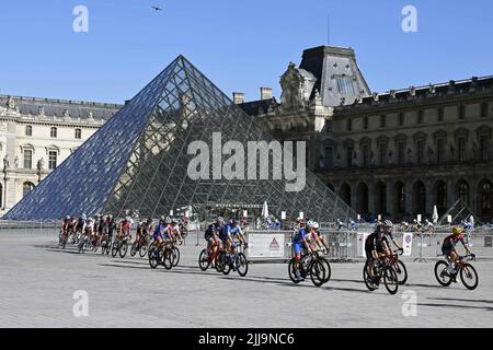 Champs-Elysees, Parigi, Francia. 24th luglio 2022. Peloton passando il Louvre durante la tappa 21 dell'edizione 109th della gara ciclistica del Tour de France 2022, una tappa di 112 km con partenza a Parigi la Defense Arena e arrivo a Parigi Champs-Elysees Credit: Action Plus Sports/Alamy Live News Foto Stock