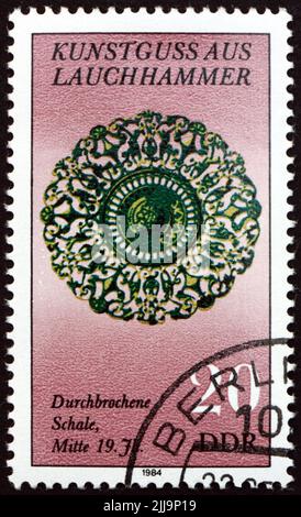 GERMANIA - CIRCA 1984: Un francobollo stampato in Germania mostra una ciotola di ghisa, 19th secolo, circa 1984 Foto Stock
