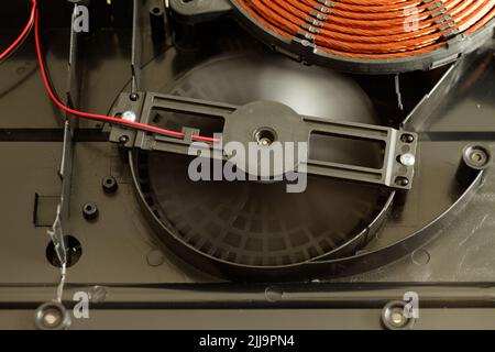 Ventola di cottura a induzione rotante, raffreddamento dei meccanismi elettronici e di riscaldamento. Foto Stock
