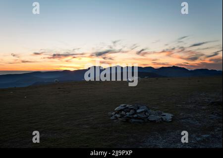 La cresta di Scafell Pike vista dall'orlo cadde, nel Lake District inglese al tramonto Foto Stock