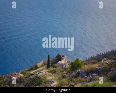 Alanya, turchia, passeggiata invernale sul mare mediterraneo. Vista esterna delle case all'interno del Castello di Alanya. Numerose ville sono state costruite all'interno delle mura nel 19th secolo. Oggi l'edificio è un museo all'aperto. Foto Stock