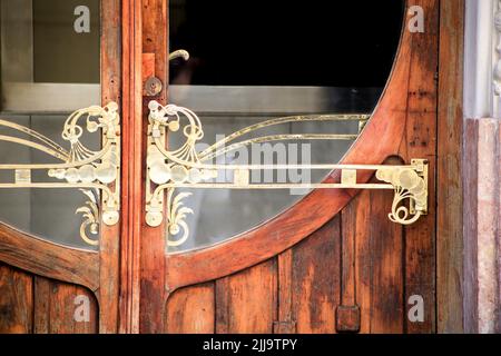 Cartagena, Murcia, Spagna- 18 luglio 2022: Bella porta in legno con dettagli dorati della Casa Modernista chiamato Gran Hotel Foto Stock