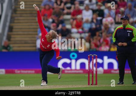 Worcester, Inghilterra, 23 luglio 2022. Sarah Glenn bowling per Inghilterra Donne contro Sud Africa Donne in un T20 Internazionale a New Road, Worcester. Credito: Colin Edwards Foto Stock