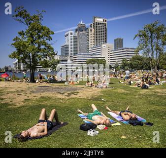 2022-07-24 14:45:34 AMSTERDAM - la gente sta godendo il tempo estivo sull'Amstel alla Costa del Weesp. ANP RAMON VAN FLYMEN olanda OUT - belgio OUT Foto Stock