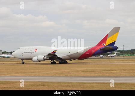 Asiana Cargo, Boeing 747 HL7620, lasciando l'aeroporto di Stansted, Essex, Regno Unito Foto Stock