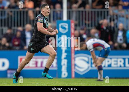 Jack Welsby #1 di St Helens celebra il suo obiettivo di caduta vincente durante il punto d'oro Foto Stock