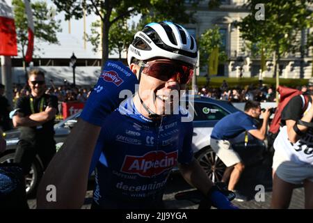 Champs-Elysees, Francia, 24 luglio 2022. Il belga Jasper Philipsen dell'Alpecin-Deceuninck celebra dopo la vittoria della tappa 21, l'ultima tappa della gara ciclistica Tour de France, da Parigi la Defense Arena a Parigi Champs-Elysees, Francia, domenica 24 luglio 2022. Il Tour de France di quest'anno si svolge dal 01 al 24 luglio 2022. BELGA PHOTO POOL VINCENT KALUT - UK OUT Foto Stock