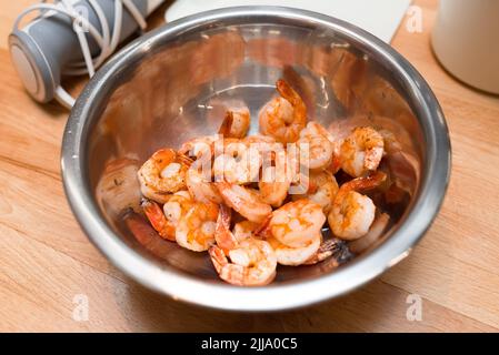 Una ciotola di gamberi fritti in spezie con code non pelate, un sacco di gustosi frutti di mare Foto Stock