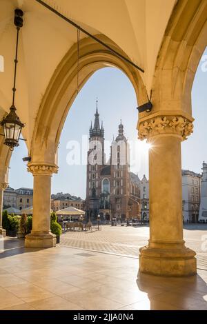 Sala di stoffa di Cracovia e Basilica di Santa Maria sulla piazza principale del mercato all'alba a Cracovia, Polonia. Foto Stock
