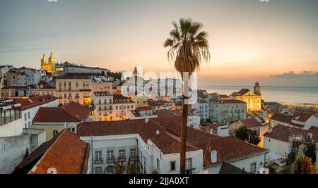 Panorama urbano di Lisbona all'alba, Portogallo Foto Stock