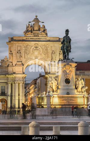 Statua del re José a Piazza del Commercio di Lisbona di notte, Portogallo. Foto Stock