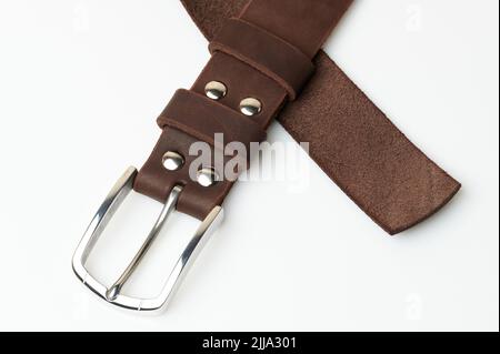 Cintura in pelle lucida in metallo con vista ravvicinata isolata Foto Stock