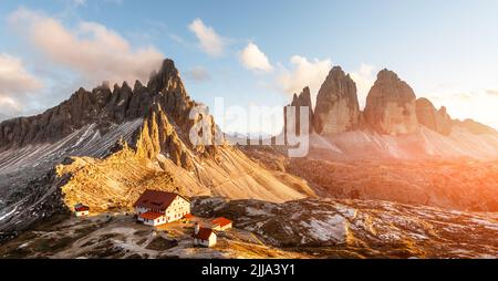 Incredibile tramonto alle tre Cime di Lavaredo e al rifugio Locatelli nelle Alpi dolomitiche. Tre vette di Lavaredo, Dolomiti, Alto Adige, Italia, Europa. Paesaggio fotografia panorama Foto Stock