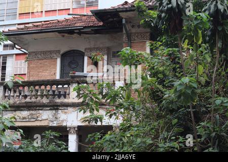 Casa abbandonata e trascurata a San Paolo, Brasile, podcast mulher da casa abandonada Foto Stock